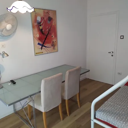 - Sleeps 5 - Parking - Balcony