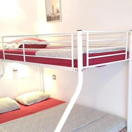 - Sleeps 5 - Parking - Balcony *