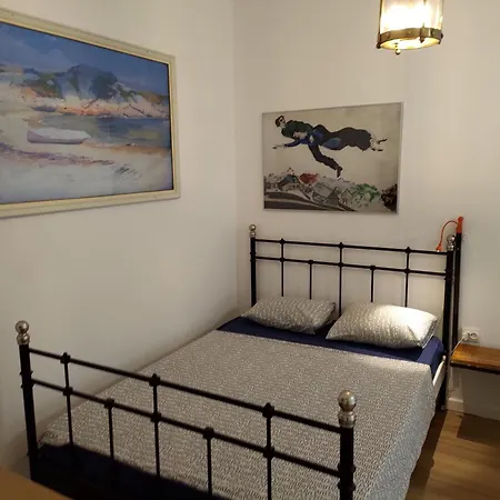- Sleeps 5 - Parking - Balcony