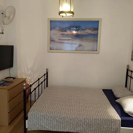 - Sleeps 5 - Parking - Balcony *