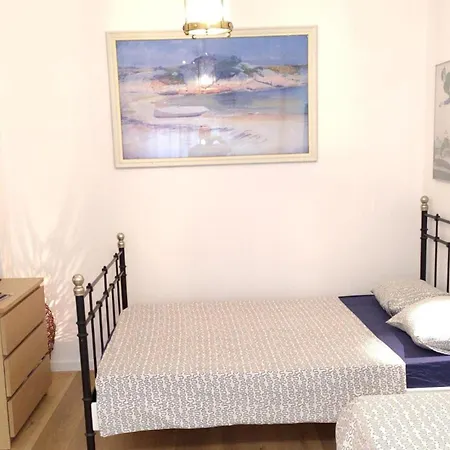 - Sleeps 5 - Parking - Balcony Appartamento *