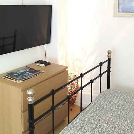 - Sleeps 5 - Parking - Balcony Appartamento
