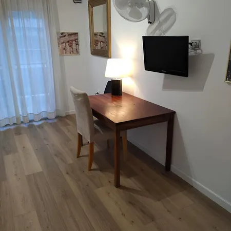 Daire - Sleeps 5 - Parking - Balcony *