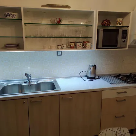 - Sleeps 5 - Parking - Balcony