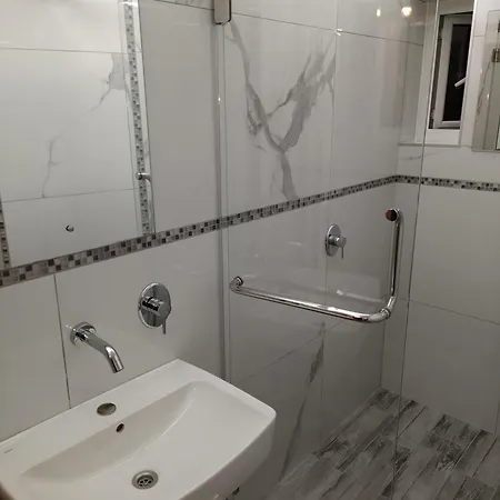 Appartamento - Sleeps 5 - Parking - Balcony *