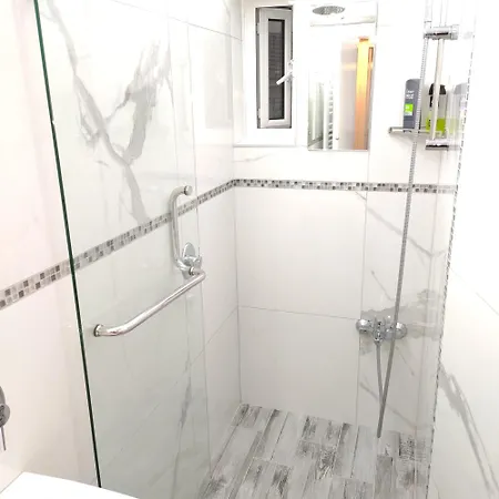 - Sleeps 5 - Parking - Balcony Salonicco